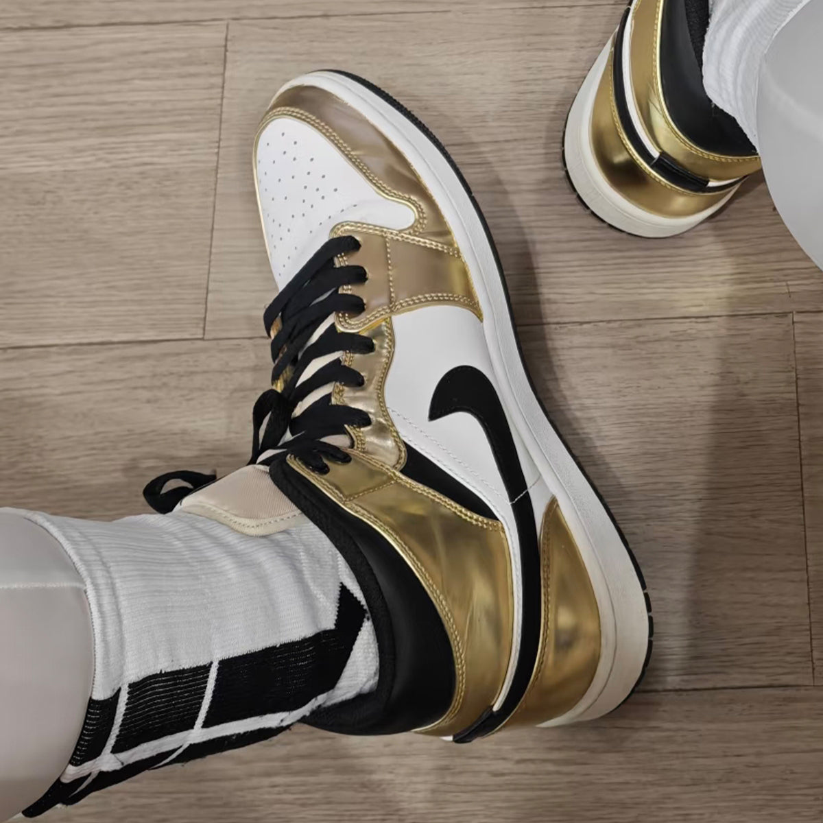 Jordan 1 Mid Metallic Gold Black White