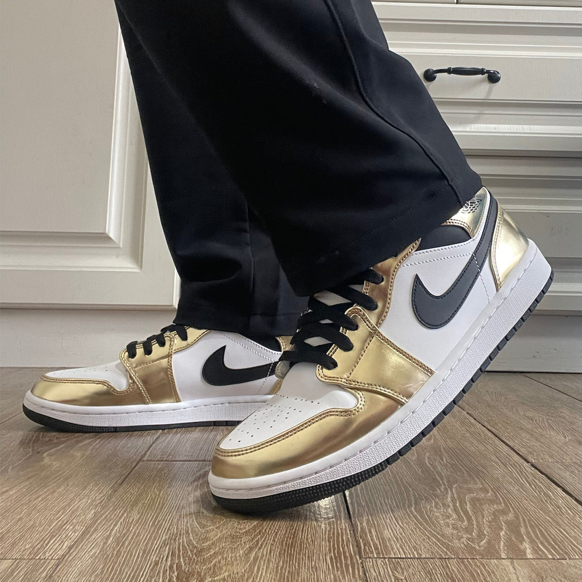 Jordan 1 Mid Metallic Gold Black White
