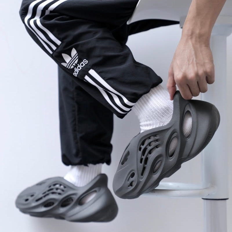 Adidas Yeezy Foam RNR Carbon